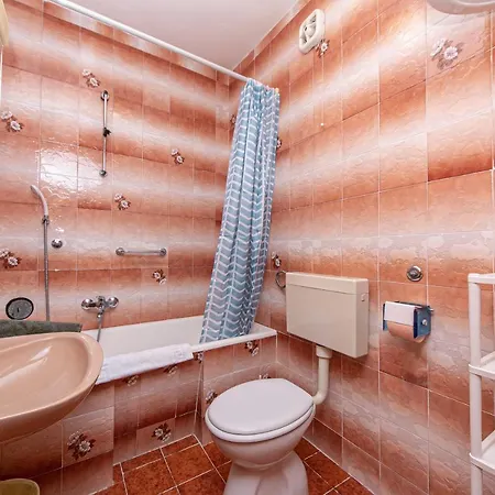 بيت ضيافة Jakirusa بريلا